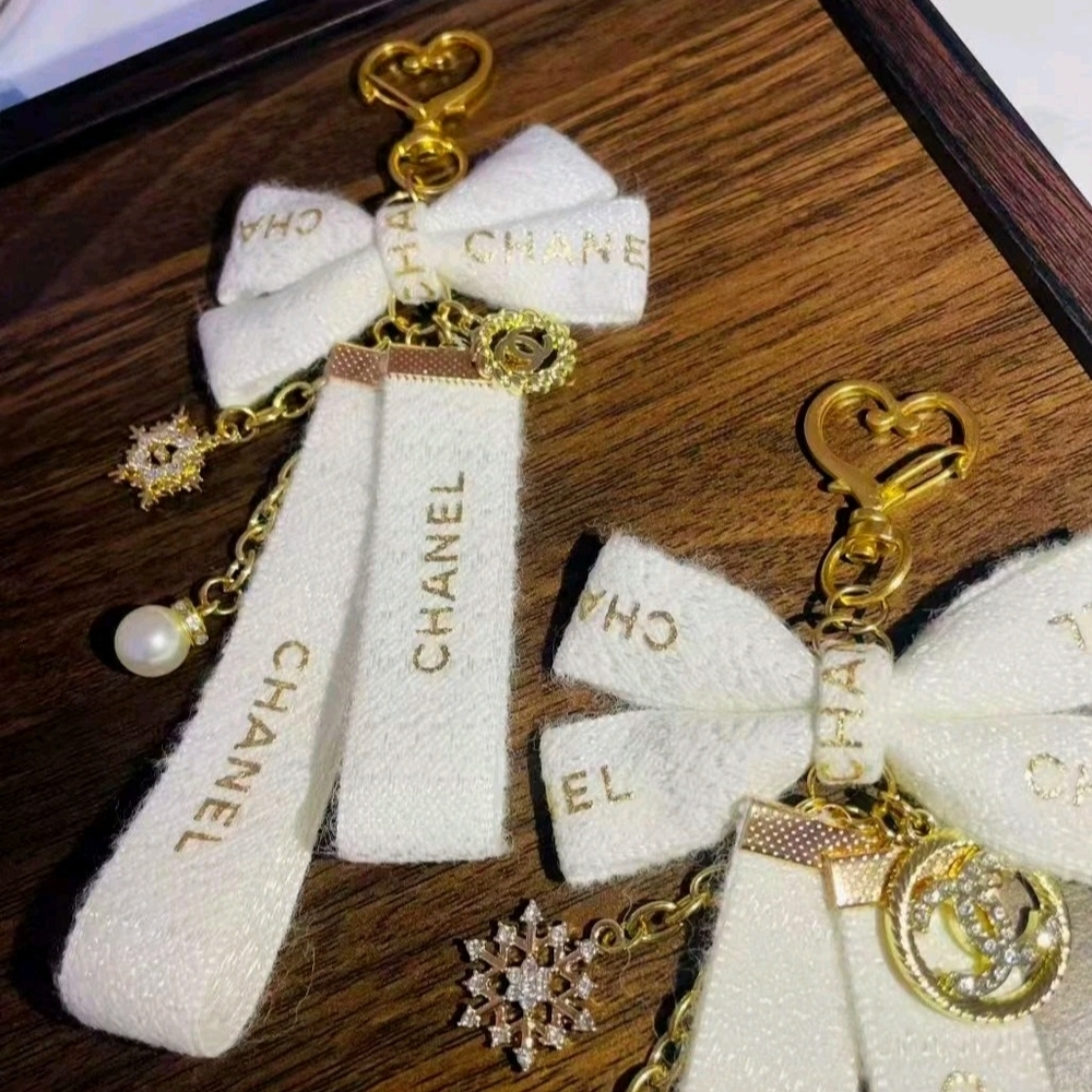 CHANEL Ribbon Bow Bag Charm Keychain Gold Heart Clasp Pearl CC Logo White Gift - Picture 3 of 3